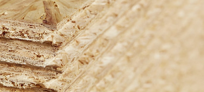 OSB-Platten mit grober Spanstruktur, stabil und vielseitig einsetzbar für Bau- und Innenausbauprojekte.