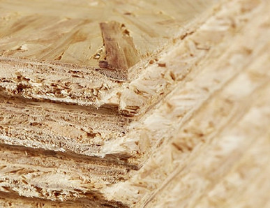 OSB-Platten mit grober Spanstruktur, stabil und vielseitig einsetzbar für Bau- und Innenausbauprojekte.