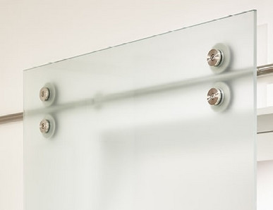 Schiebetüren aus Milchglas mit sichtbarer Stange und Gleiträdern.
