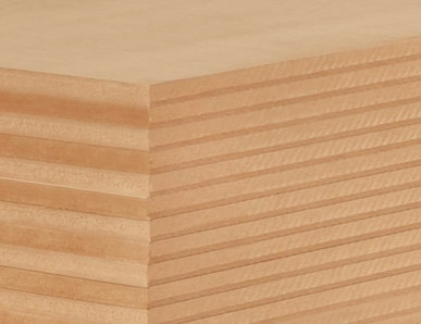 Nahaufnahme einer MDF-Platte mit feiner Schichtung, ideal für Möbelbau und Innenausbau.