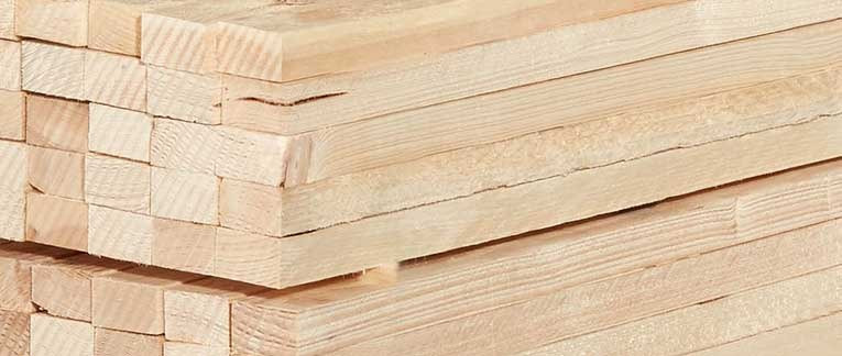Ein Stapel hochwertiger Dachlatten