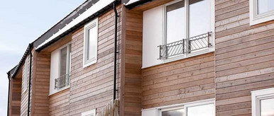 Ein Haus mit einer schönen Holzfassade
