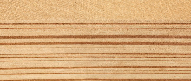 Nahaufnahme von Holzfaserdämmplatten mit sichtbarer Schichtenstruktur, ideal für ökologische Wärmedämmung.