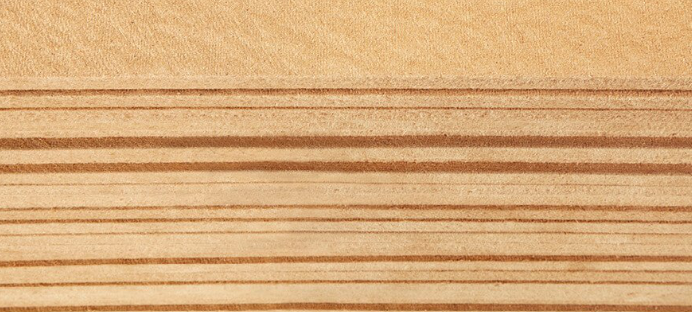 Nahaufnahme von Holzfaserdämmplatten mit sichtbarer Schichtenstruktur, ideal für ökologische Wärmedämmung.