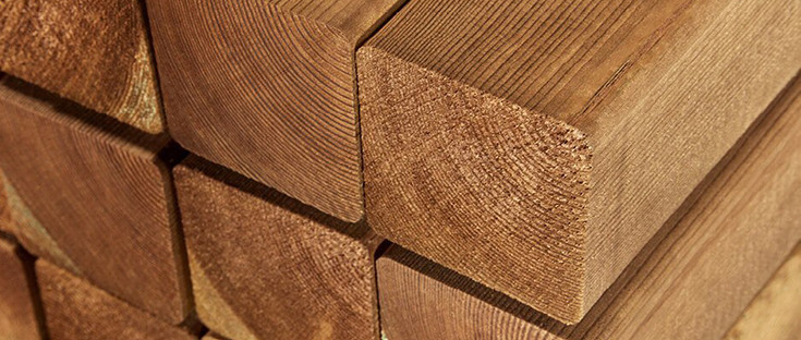 Große Holzbalken als Konstruktionselemente im Bau verwendet.