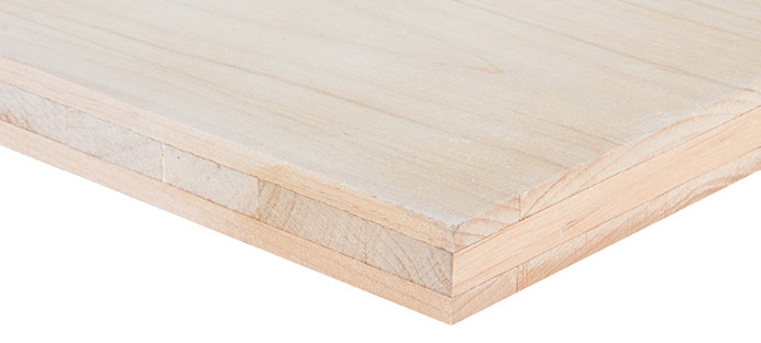 Nahaufnahme einer Dreischichtplatte mit sichtbarer Verleimung, ideal für Möbel- und Innenausbau.