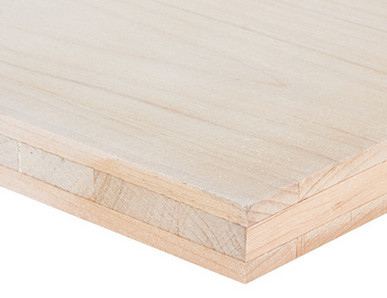 Nahaufnahme einer Dreischichtplatte mit sichtbarer Verleimung, ideal für Möbel- und Innenausbau.