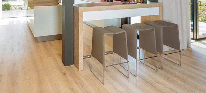 Die Küche ist mit hellem Holzlaminat ausgelegt. Eine Koch- und Essinsel mit drei Hockern lädt zum Verweilen ein.